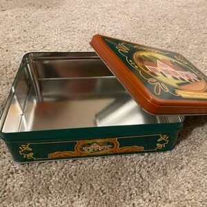 VINTAGE toll house cookie tin
